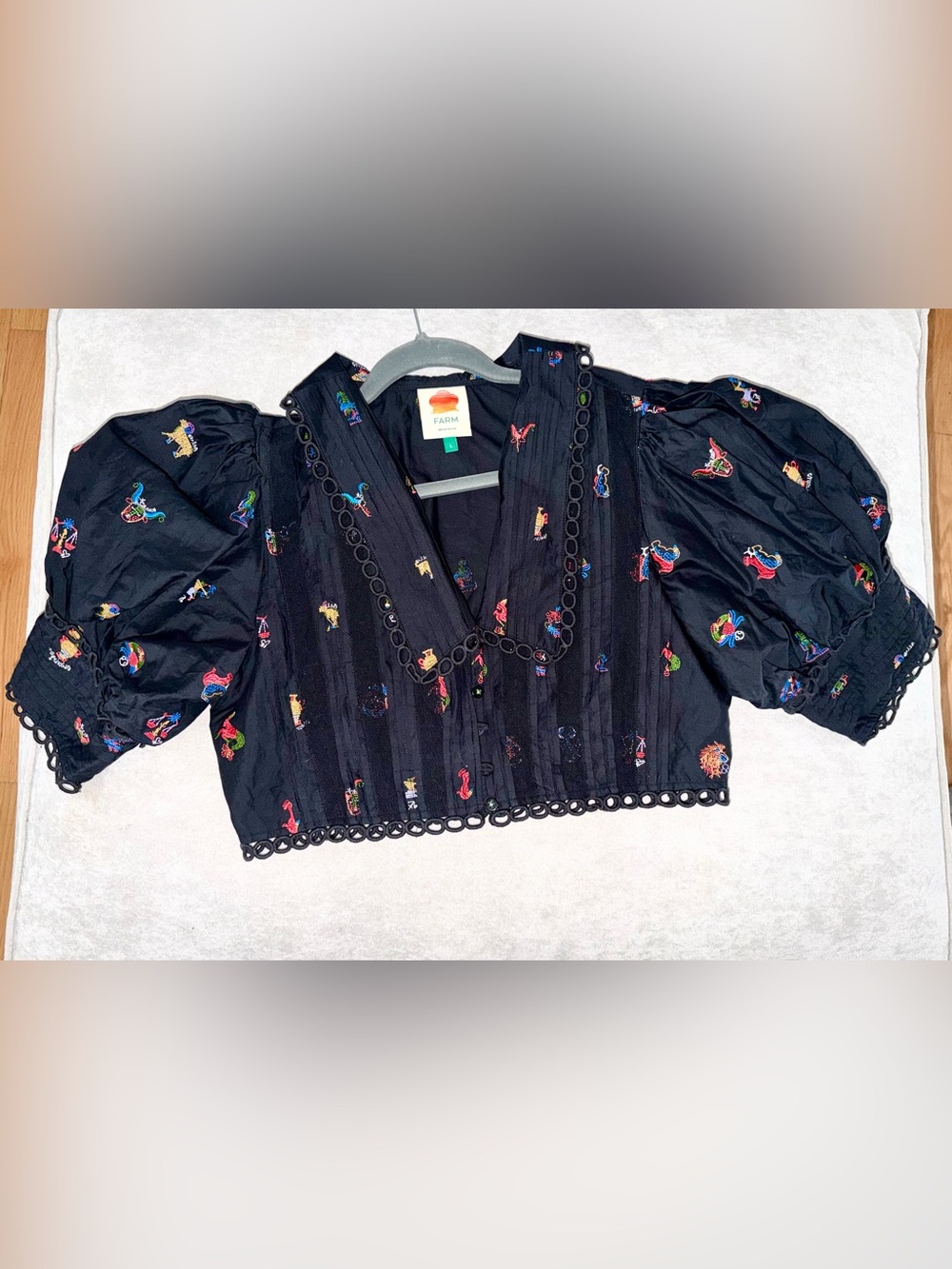 FARM RIO ZODIAC PUFF SLEEVE CROP BLOUSE - Picture 4 of 5
